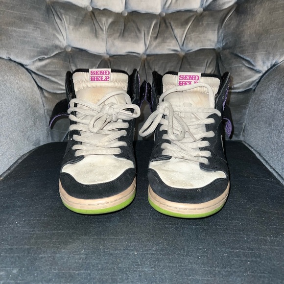 Nike “Send Help” Dunk’s - Picture 2 of 10